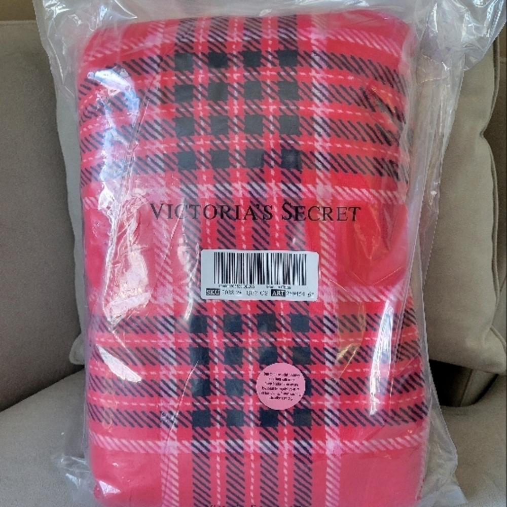 Victoria's Secret  Cozy Plush Blanket Red Plaid, New